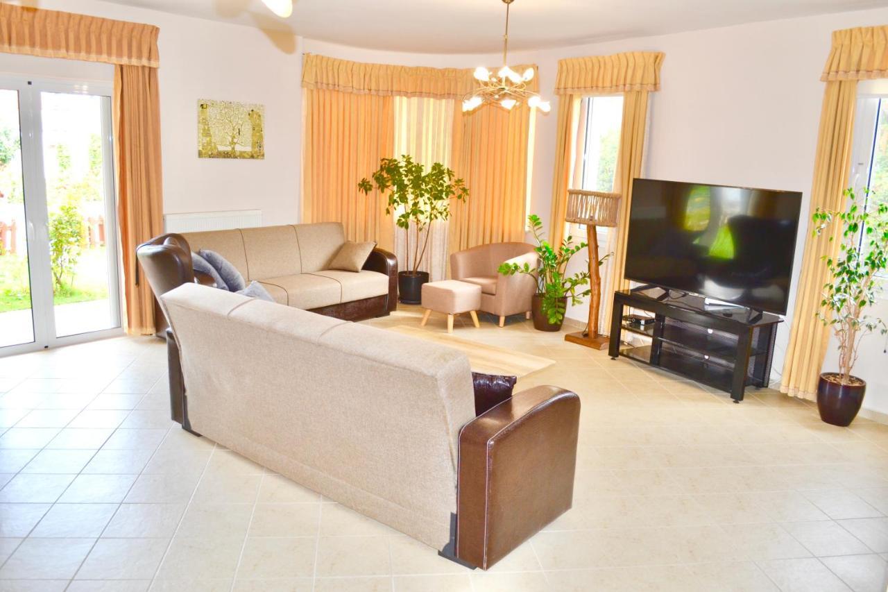 Giorgos Large Size Apartments -Family Friendly With Free Parking And Yard Views Iraklio Eksteriør bilde